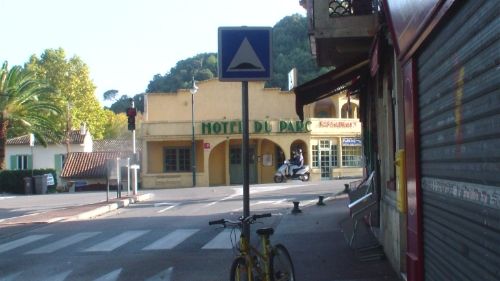 Le Motel du Parc. Photo de repérage, pour le tournage du film BRAMSTOCKER: Legal Gang, par Frédéric Vidal. © 2013, Post Scriptum. - See more at: http://s317.photobucket.com/user/frenchcop/media/a64fef15-334b-4723-af81-dff308f2e02f_zps14021e9f.jpg.html#sthash.whM9YE4X.dpuf